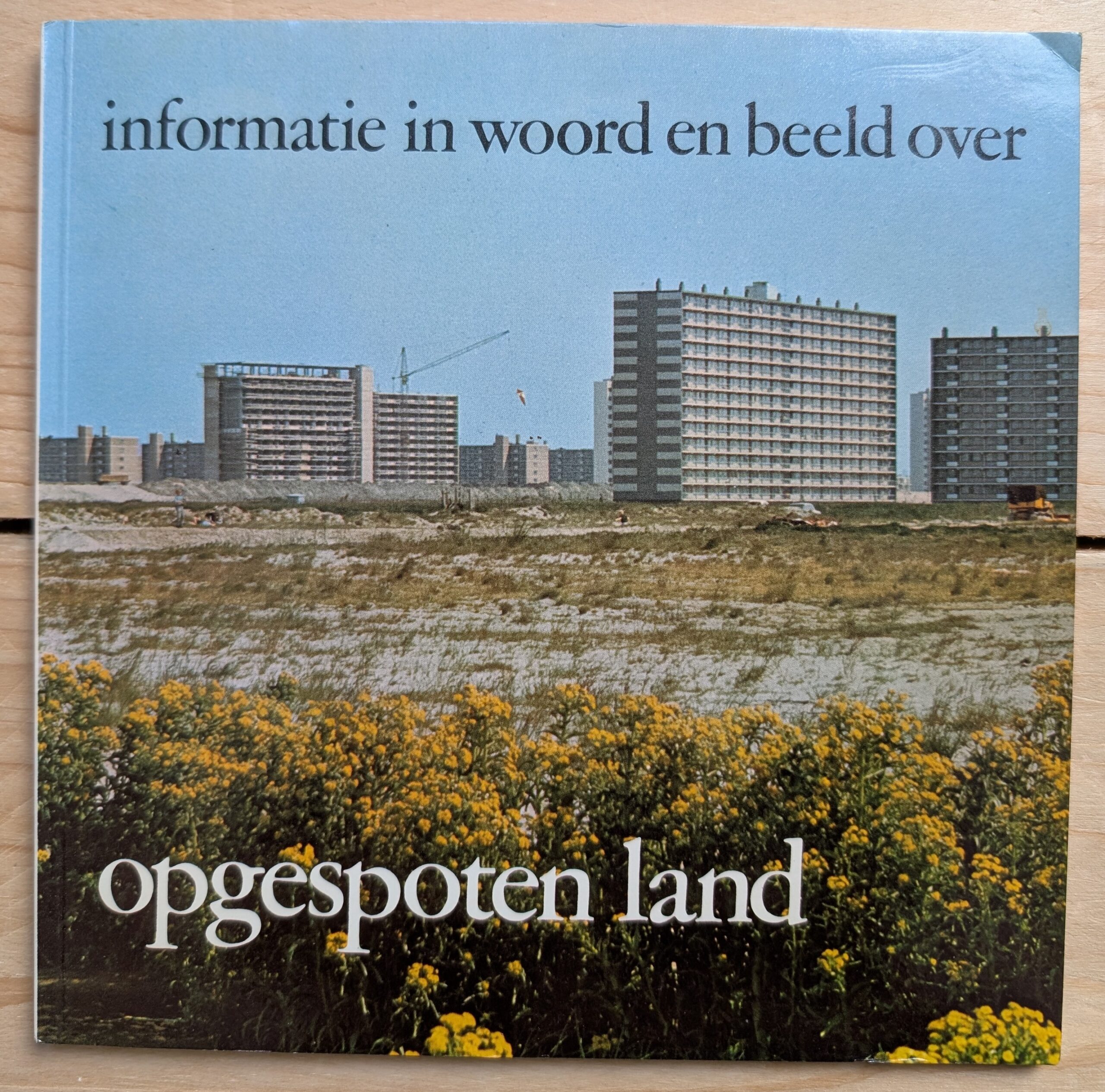 Informatie in woord en beeld over opgespoten land